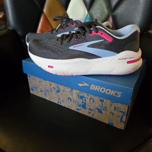 Brooks Ghost Max Black and Pink Sneakers Size 8